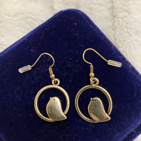 NEW Pierced Earrings in gold finish - Picture 2 of 2